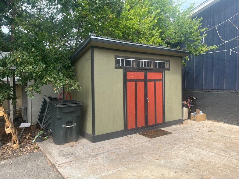 More Photos Of 213 Lake dr, Medicine Park Convenience Store For Sale