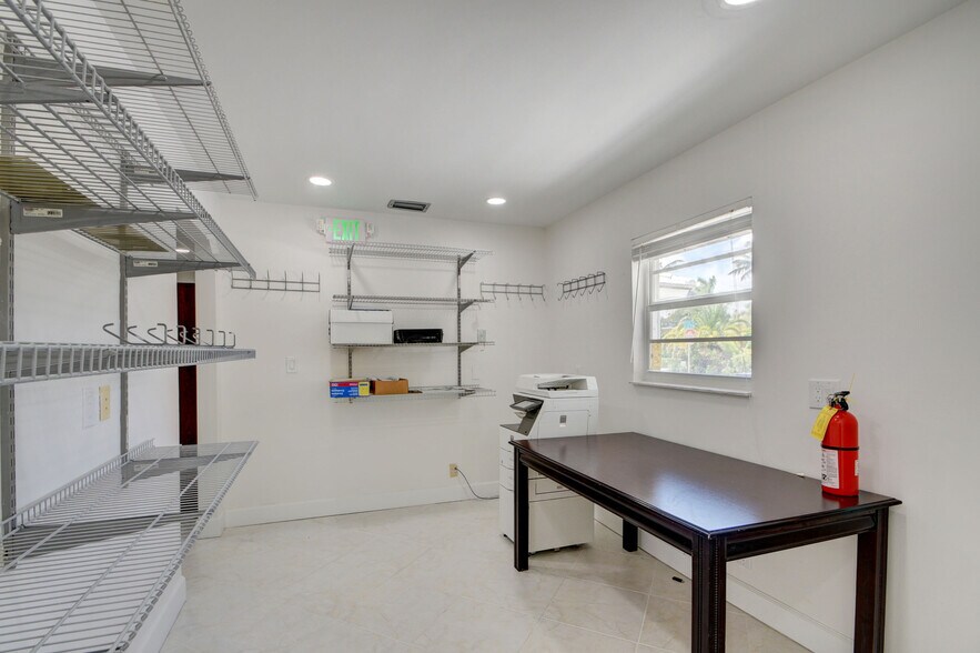 More Photos Of 830 N Federal Hwy, Lake Worth Office For Lease