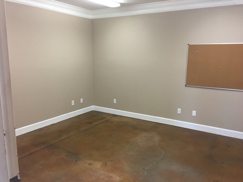 More Photos Of 380 Commerce Blvd, Athens Warehouse For Lease