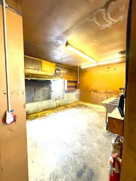 More Photos Of 423 W Plantation Dr, Clute Restaurant For Sale