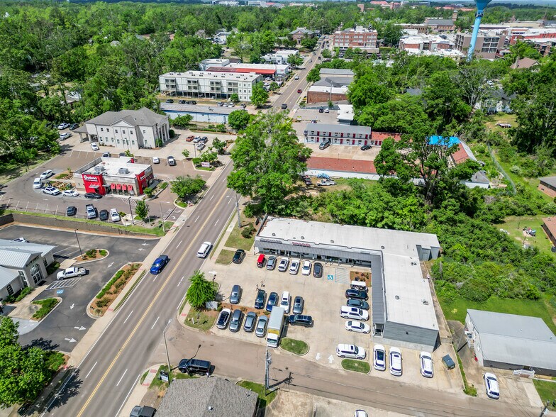 More Photos Of 1525 University Ave, Oxford General Retail For Sale