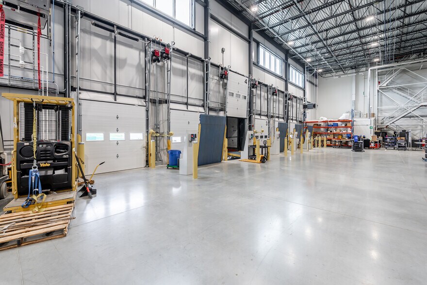 More Photos Of 9900 St Irénée-Vachon, Mirabel Manufacturing For Lease