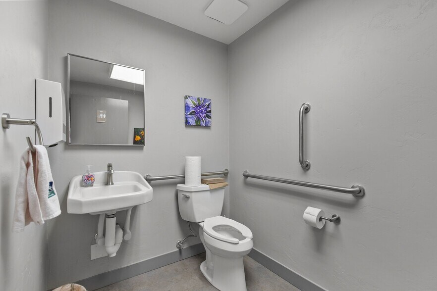 More Photos Of 2009 S Memorial Dr, Appleton Office For Sale