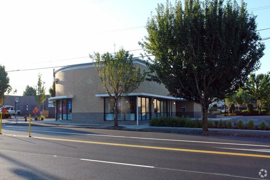 More Photos Of 3636 NE Broadway St, Portland Office For Sale