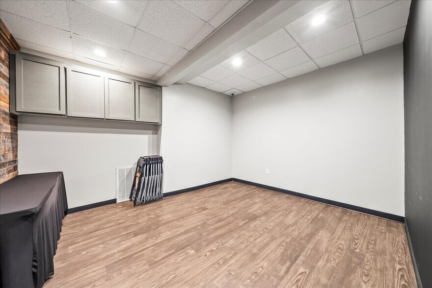 More Photos Of 106 E Princeton Dr, Princeton Storefront Retail Office For Sale