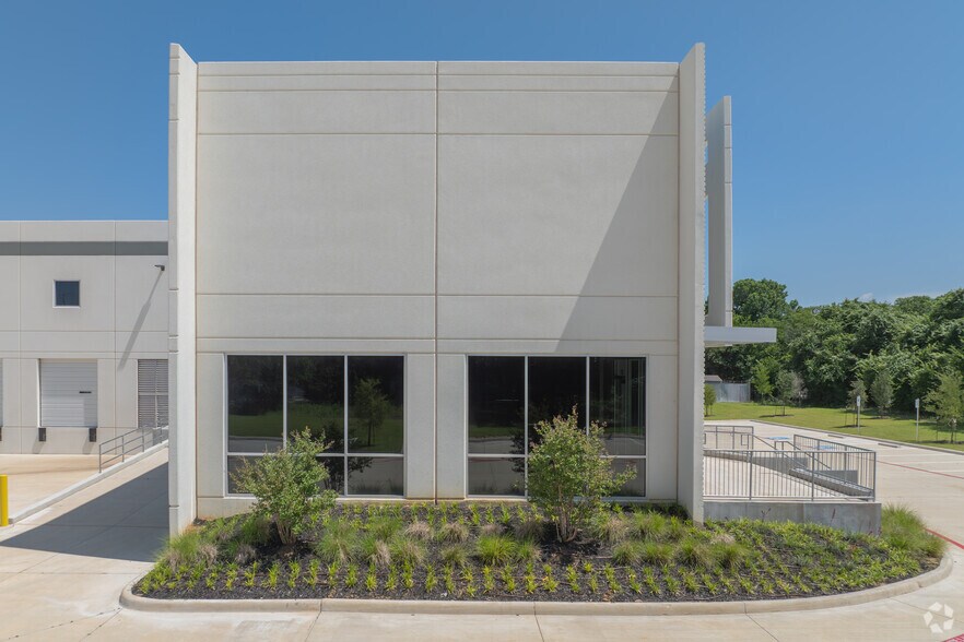 More Photos Of 2250 114th St, Grand Prairie Distribution For Sale