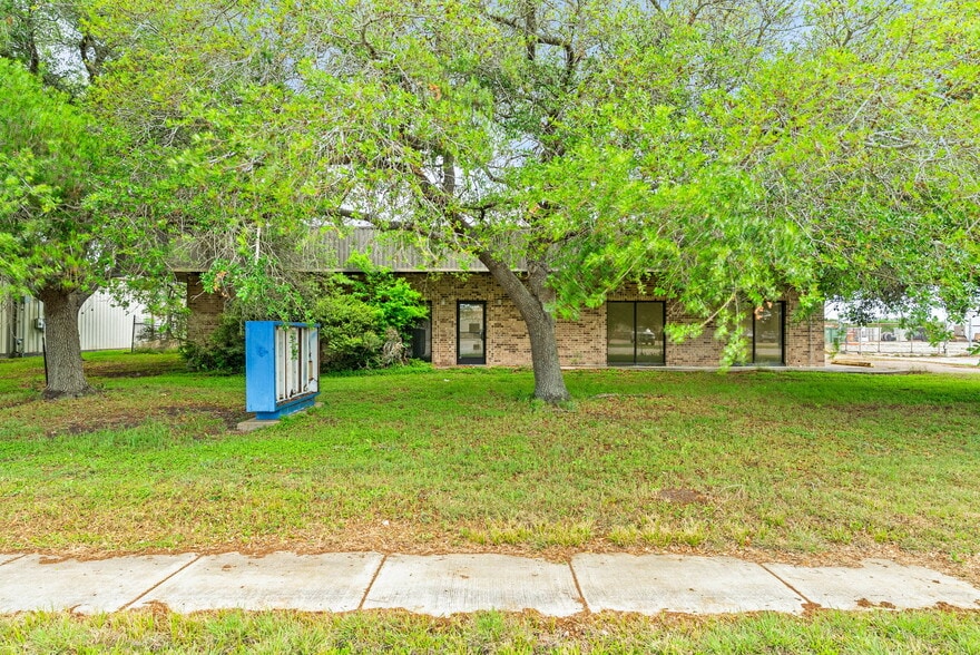 More Photos Of 3806 E Rio Grande St, Victoria Warehouse For Sale