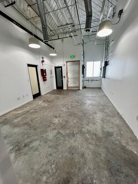 More Photos Of 3236 Union Pacific Ave, Los Angeles Warehouse For Lease