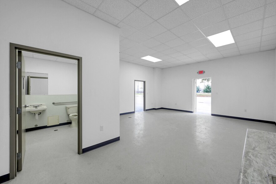 More Photos Of 535 S Persimmon St, Tomball Warehouse For Lease