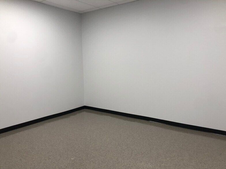 More Photos Of 595 S Broadway, Hicksville Warehouse For Lease