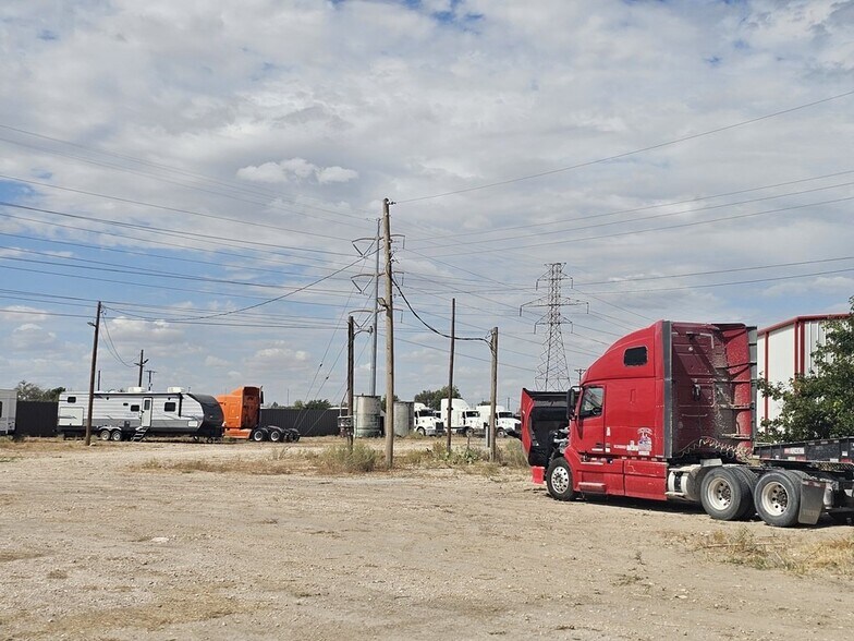 More Photos Of 11010 W Joan Dr, Odessa Warehouse For Lease