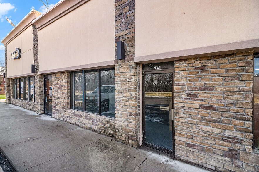 More Photos Of 3898 Joslyn Rd, Lake Orion General Retail For Lease