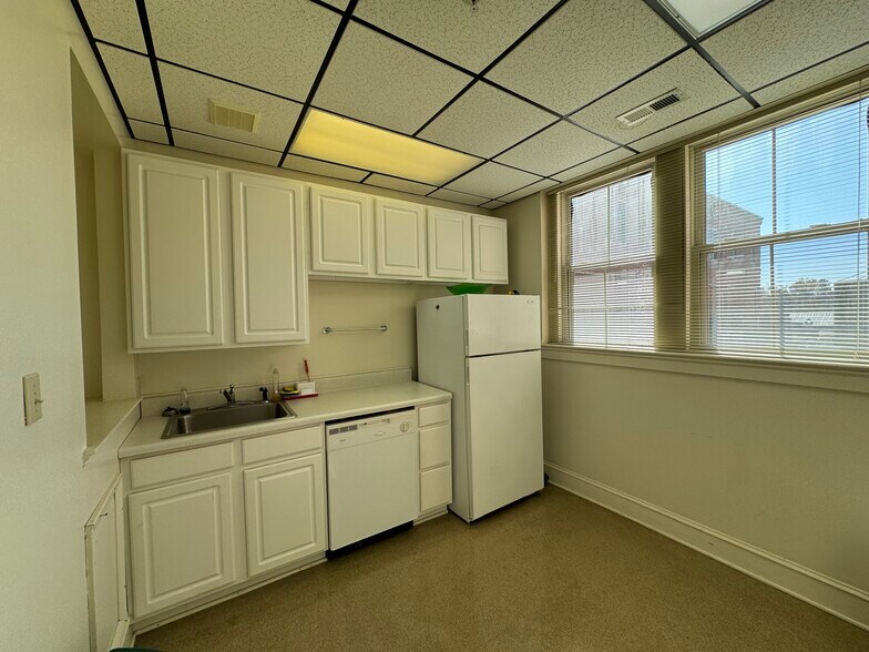 More Photos Of 104-110 S Hill Ave, South Hill Office Residential For Lease