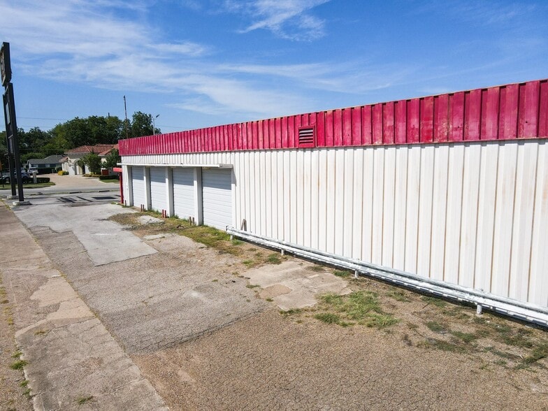 More Photos Of 1101 Main St, Garland Warehouse For Sale