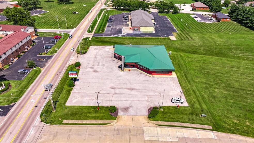 More Photos Of 1838 Central Plaza Dr, Belleville Restaurant For Lease