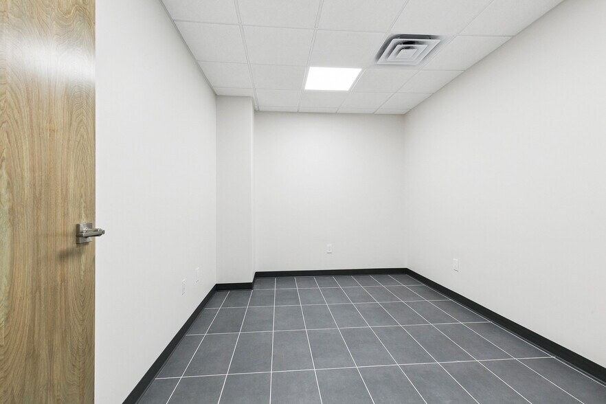More Photos Of 8411 Parc Pl, Chalmette Office For Sale