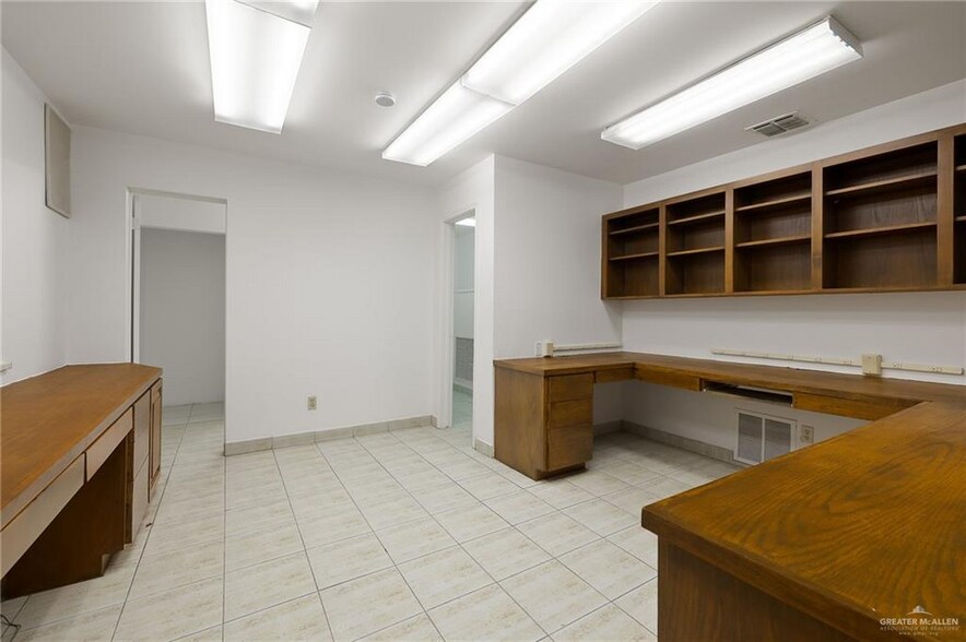 More Photos Of 100 N Dogwood St, Pharr Warehouse For Lease