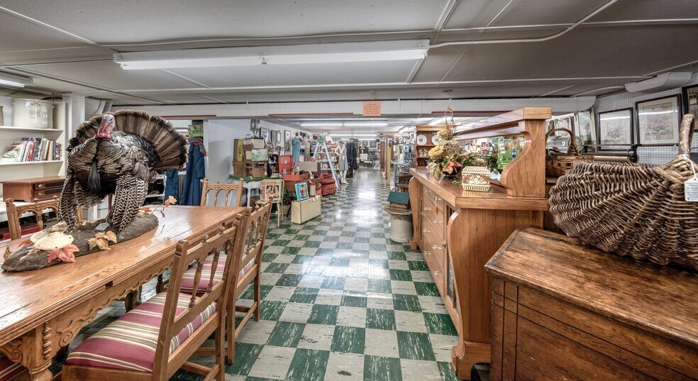 More Photos Of 890 Lake Ave, Woodstock General Retail For Sale