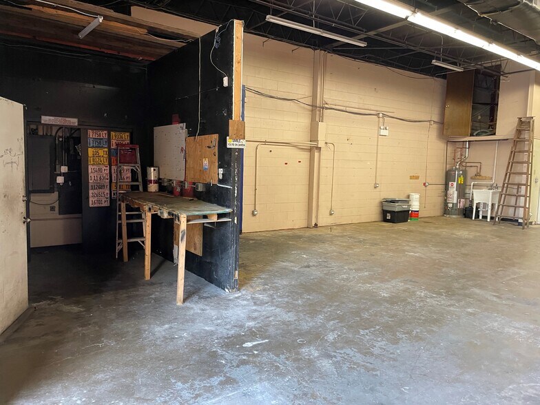 More Photos Of 110 S River Rd, Des Plaines Warehouse For Lease