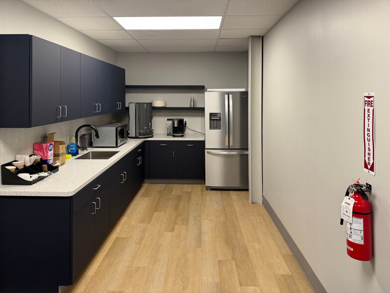 More Photos Of 11000 Lakeview Ave, Lenexa Light Distribution For Sale