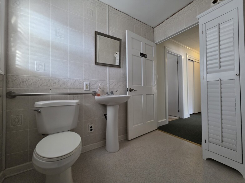 More Photos Of 2034 W 5th St, Washington Showroom For Sale