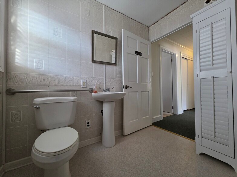 More Photos Of 2034 W 5th St, Washington Showroom For Sale