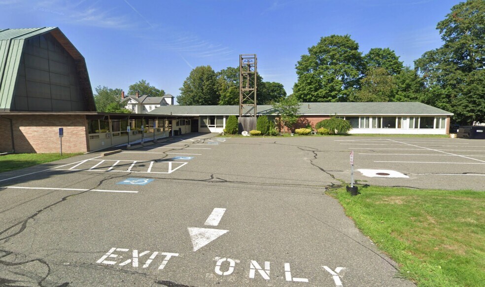 More Photos Of 16 Sylvan St, Danvers Religious Facility For Lease