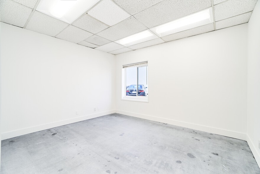 More Photos Of 15013-15019 Califa St, Van Nuys Manufacturing For Lease