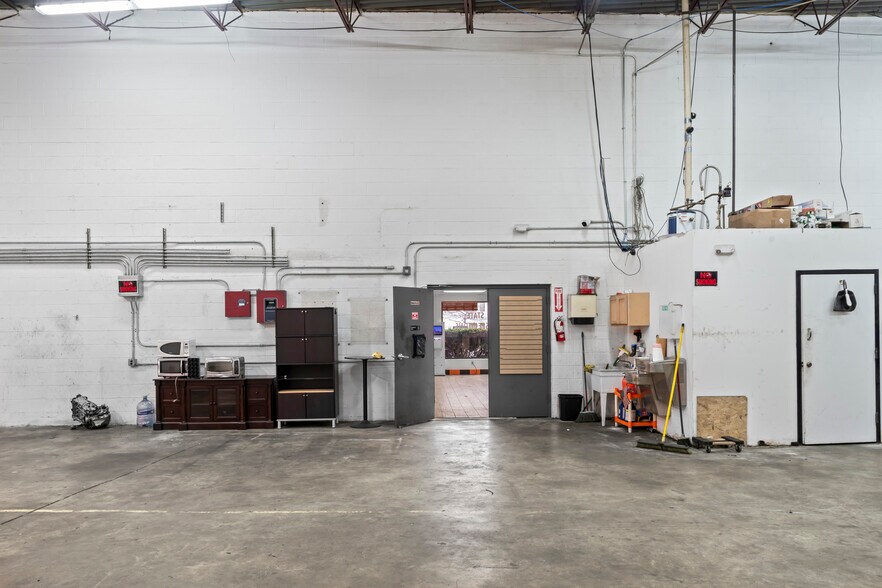 More Photos Of 4215 Walney Rd, Chantilly Light Manufacturing For Lease