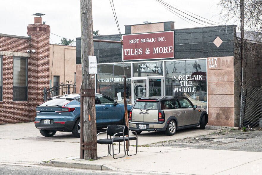More Photos Of 117 E 2nd St, Mineola Warehouse For Lease