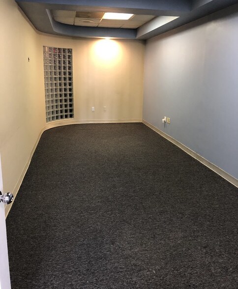 More Photos Of 1842 E Jericho Tpke, Huntington Station Unknown For Lease