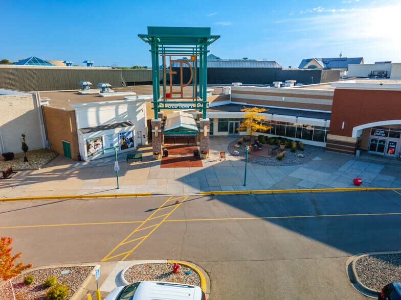 More Photos Of 8251 Flying Cloud Dr, Eden Prairie Unknown For Lease