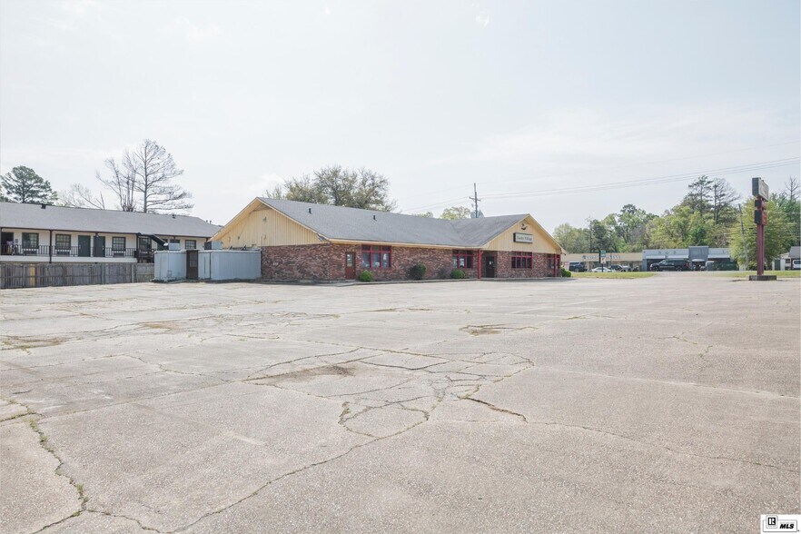 More Photos Of 1801 E Madison Ave, Bastrop Restaurant For Sale