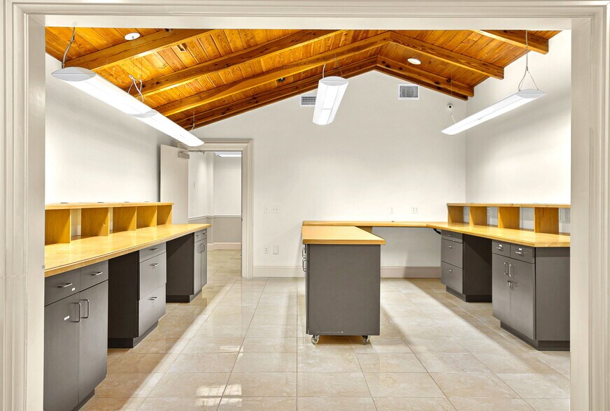 More Photos Of 525 8th St W, Bradenton Office For Sale