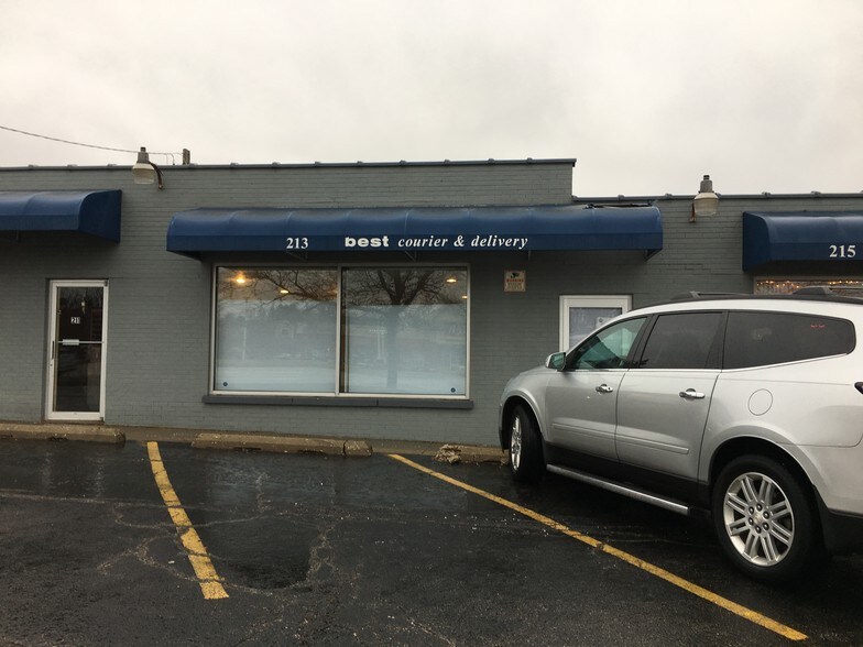 More Photos Of 203-217 Peterson Rd, Libertyville General Retail For Lease