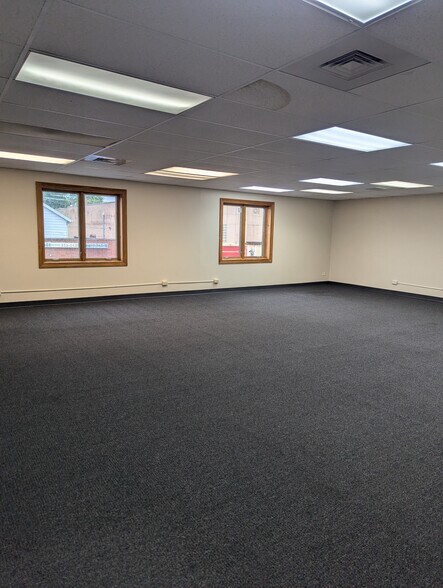 More Photos Of 18241-18245 West St, Lansing General Retail For Sale