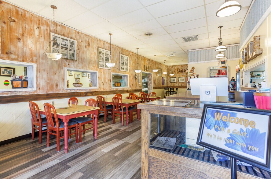 More Photos Of 149 E Main St, Hermiston Bar For Lease