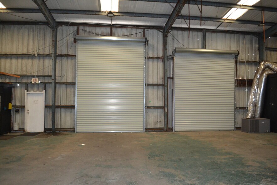 More Photos Of 2121-2123 Edgewood Dr, Lakeland Warehouse For Lease