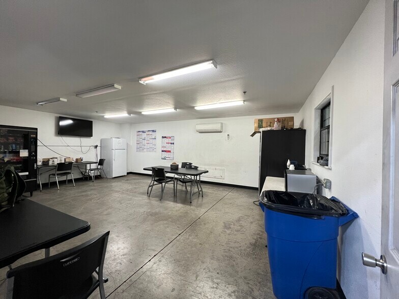 More Photos Of 3651 Shelby Ln, Denton Warehouse For Sale