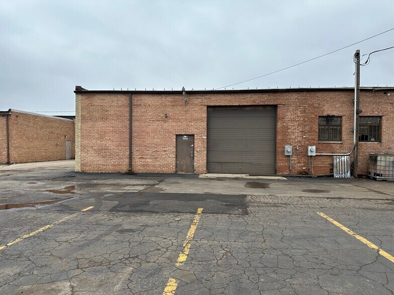 More Photos Of 1545-1549 Burgundy Pky, Streamwood Showroom For Lease