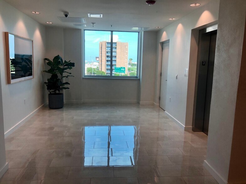 More Photos Of 807 N Upper Broadway St, Corpus Christi Office For Lease
