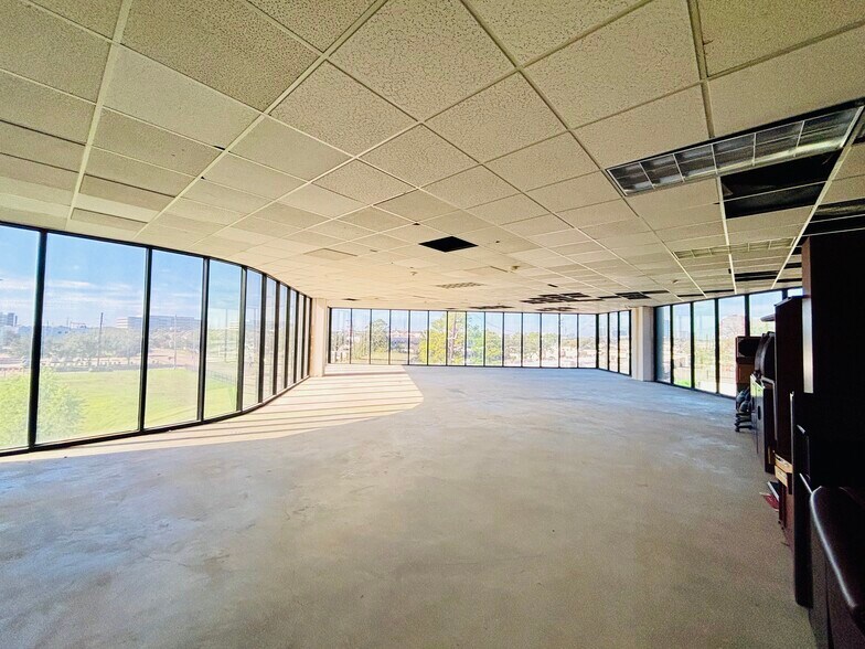 More Photos Of 6100 Corporate Dr, Houston Office For Sale