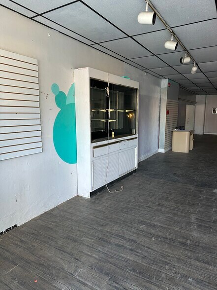 More Photos Of 1192 Yorkship Sq, Camden Storefront Retail Residential For Lease