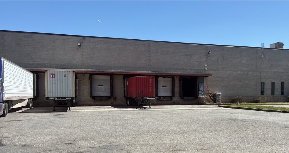 More Photos Of 110 Newfield Ave, Edison Manufacturing For Lease