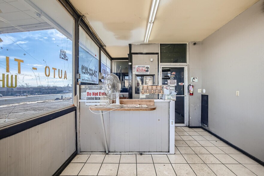 More Photos Of 404 S Circle Dr, Colorado Springs Auto Repair For Sale