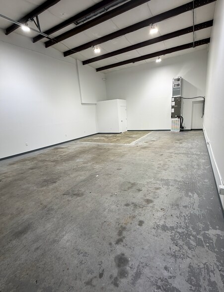 More Photos Of 221 Baker Rd, Houston Manufacturing For Lease