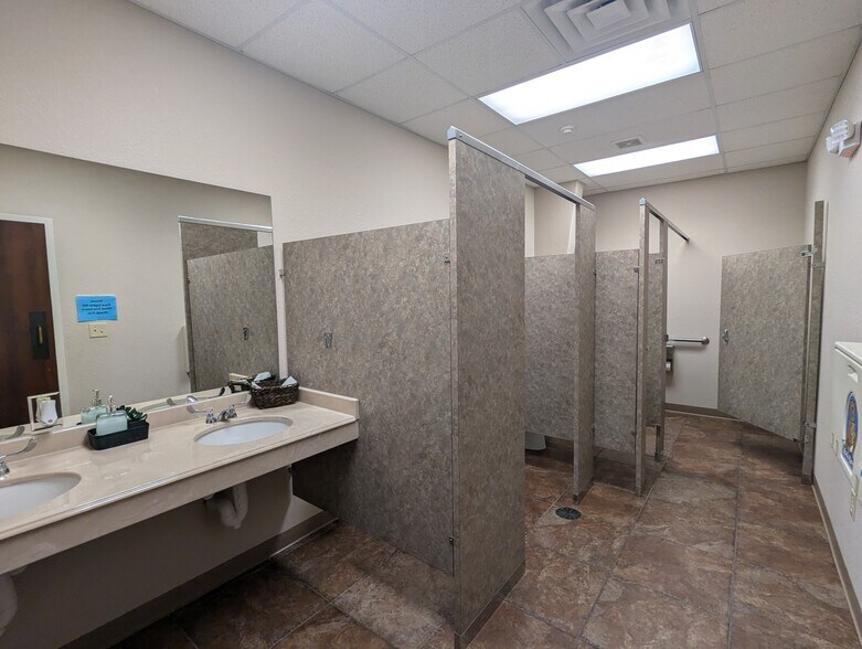 More Photos Of 5315 N Twin City Hwy, Nederland Warehouse For Sale