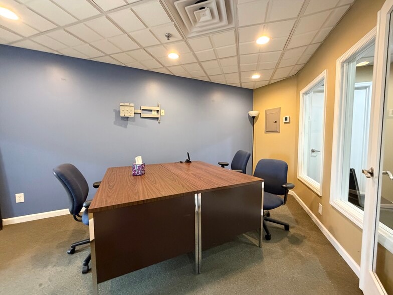 More Photos Of 10412 Allisonville Rd, Fishers Office For Sale