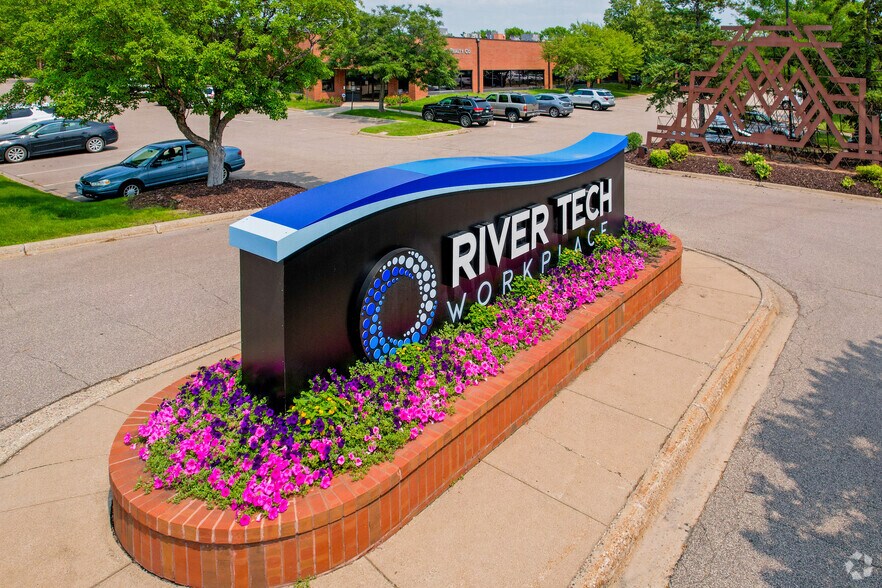 More Photos Of 5301 E River Rd, Fridley Flex For Lease