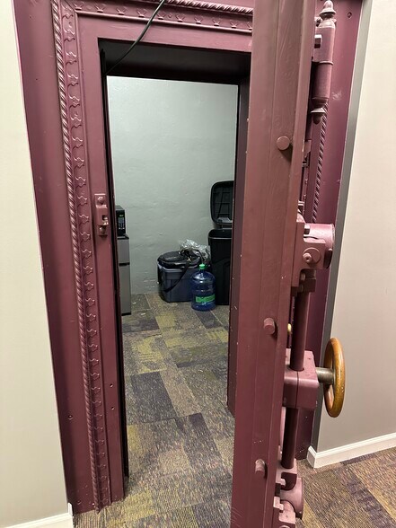 More Photos Of 332 15th St, Ashland General Retail For Sale